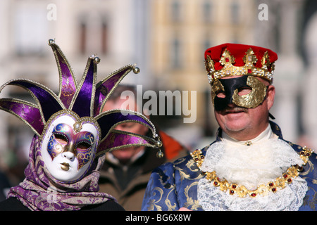 Les masques vénitiens qui pose pour une photographie Banque D'Images