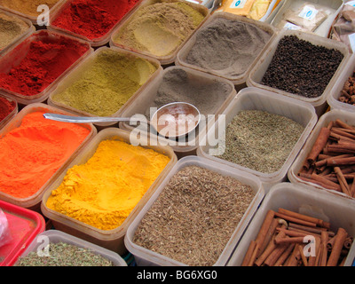 Épices en vente sur un marché à la ville de Cherchell - à l'ouest d'Alger - Algérie - Afrique du Nord Banque D'Images