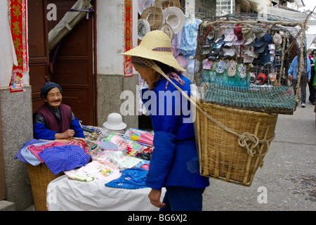 Shopping à Xizhou, Yunnan, Chine Banque D'Images