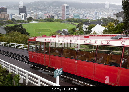 Funiculaire de Wellington arrive à la gare supérieure sur un jour de pluie Banque D'Images