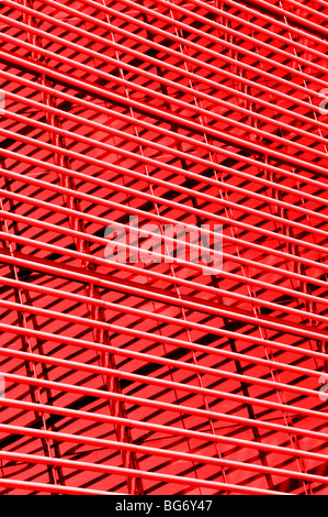 Les lignes représentées à un angle sur l'extérieur de l'immeuble de bureaux moderne de Londres créent un motif abstrait en utilisant la couleur rouge manipulée Angleterre Royaume-Uni Banque D'Images