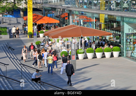 London South Bank à l'extérieur du complexe du remblai Royal Festival Hall terrasse au bord de la rivière Banque D'Images
