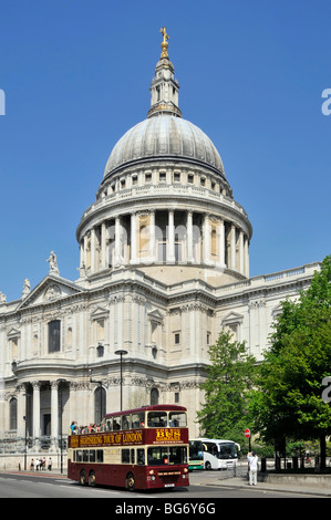 Open top tour bus passant la cathédrale St Paul vu après d'importantes réparations et nettoyage Banque D'Images