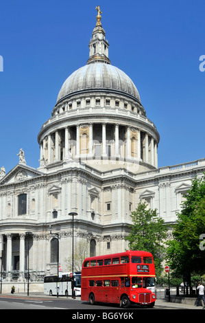 London routemaster bus à l'extérieur de la cathédrale St Paul vu après d'importantes réparations et nettoyage Banque D'Images