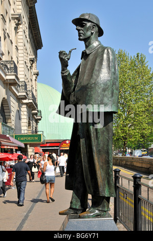 Scène de rue sculpture pleine longueur Sherlock Holmes comme statue de bronze par le sculpteur John Doubleday avec le visage et le chapeau de manteau de pipe près de Baker Street Londres Banque D'Images