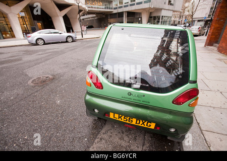 Un G-Wiz électrique automatique véhicule stationné dans les rues de Londres. Banque D'Images