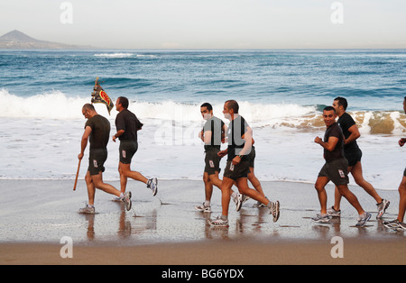 Soldats espagnols fonctionnant sur la plage en Espagne Banque D'Images