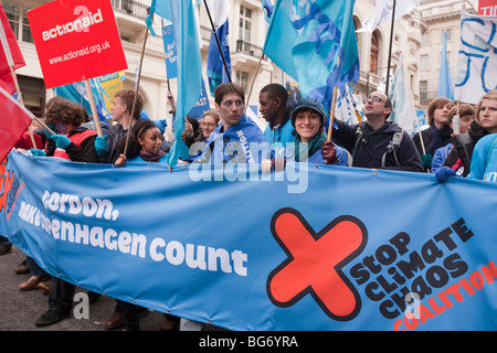 Puis vague, le plus grand rassemblement jamais le changement climatique au Royaume-Uni, entoure les chambres du Parlement. Banque D'Images