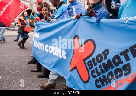 Puis vague, le plus grand rassemblement jamais le changement climatique au Royaume-Uni, entoure les chambres du Parlement. Banque D'Images