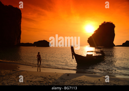 Bateau à longue queue à Nui Bay au coucher du soleil, l'île de Phi Phi Don, Thaïlande Banque D'Images