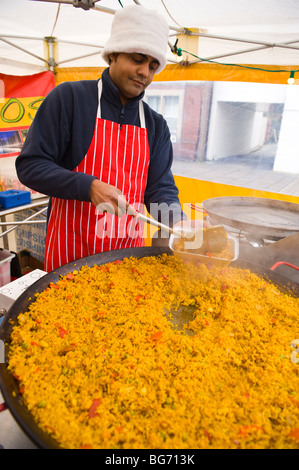 Hot steamy paella sur food au Festival d'hiver de l''Usk Usk Monmouthshire South Wales UK Banque D'Images