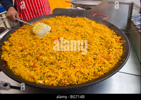 Hot steamy paella par cuisson sur stand au Festival d'hiver de l''Usk Usk Monmouthshire South Wales UK Banque D'Images