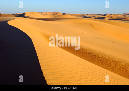 Forte Crest et structures de sable dans les dunes de l'Erg Muzurq, désert du Sahara, la Libye Banque D'Images