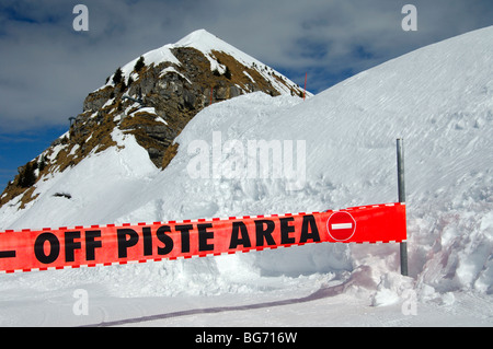 Panneau d'avertissement interdisant l'accès à la fermeture des pistes de ski dans la station de ski de Morzine Avoriaz, Haute-Savoie, France Banque D'Images