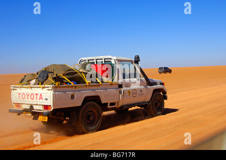 Voiture à quatre roues motrices à grande vitesse sur une route du désert, Sahara, Libye Banque D'Images