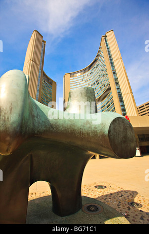 Vu de l'Hôtel de ville à côté de l'Archer (sculpture de Henry Moore) dans le Nathan Phillips Square de Toronto, Ontario, Canada. Banque D'Images