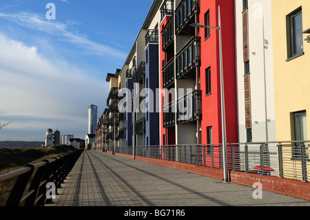 Les immeubles à appartements Swansea Waterfront Marina vers le pays de Galles plus haut édifice Meridian Quay West Glamorgan Wales UK Banque D'Images