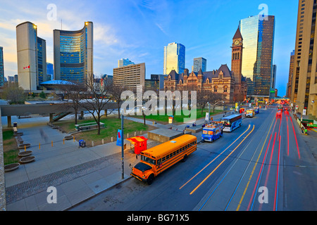 Les anciens et les nouveaux bâtiments de l'hôtel de ville et le Nathan Phillips Square, au centre-ville de Toronto, Ontario, Canada. Banque D'Images