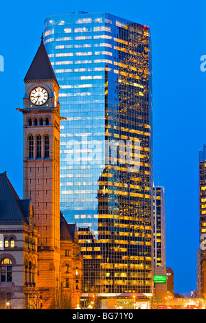 Tour de l'horloge de l'Ancien hôtel de ville et un immeuble moderne dans le centre-ville de Toronto, au crépuscule, en Ontario, Canada. Banque D'Images