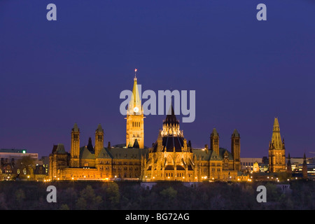 Vue sur la Colline du Parlement vu de la Pointe Nepean au crépuscule dans la ville d'Ottawa, Ontario, Canada. Banque D'Images