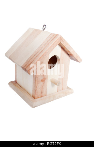 Maison d'oiseau en bois isolé sur fond blanc Banque D'Images