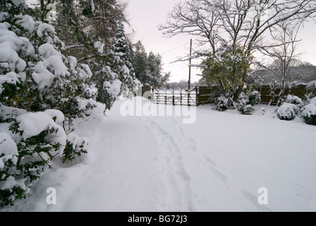 Des traces de pas dans la neige vierge de lourdes en automne allée de country cottage Banque D'Images