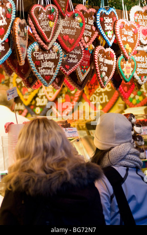 Deux enfants à la recherche d'un stand au marché de Noël qui s'est tenue à l'hôtel de ville (Rathaus) de Vienne, Autriche Banque D'Images