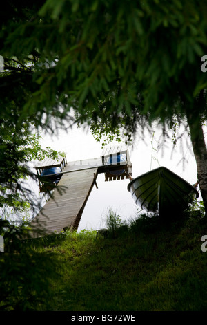 Barques et jetées ( skiff / canot ) à terre , Finlande Banque D'Images