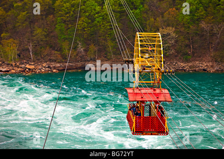 L'Espagnol Aero Car passant au-dessus de la Whirlpool Rapids de la rivière Niagara en aval du célèbres chutes Niagara, Niagara Banque D'Images