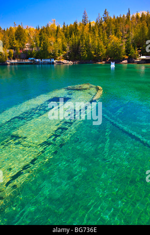 Naufrage du navire Sweepstakes (construit en 1867) dans la région de havre Big Tub, le parc marin national Fathom Five, le lac Huron, en Ontario, peut Banque D'Images