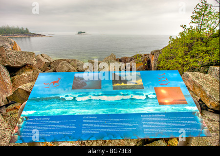 Signer le long de l'Agawa Rock Pictogrammes sentier au rocher Agawa donnant sur le lac Supérieur, le parc provincial du lac Supérieur, en Ontario. Banque D'Images