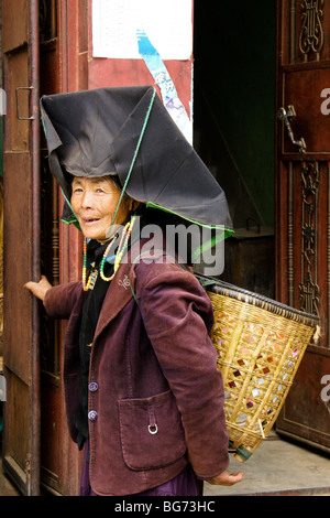 Yi femme en costume traditionnel, Shaxi, Jiangsu, Chine Banque D'Images