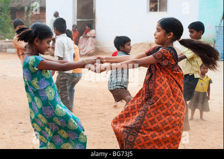 Les filles indiennes se balançant autour de leur village. Nallaguttapalli, Andhra Pradesh, Inde