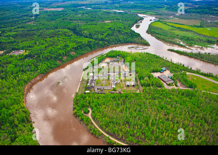 Fort William Historical Park sur la rive de la rivière Kaministiquia, dans la ville de Thunder Bay après l'inondation du printemps, de l'Ontario, C Banque D'Images