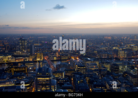 Vue aérienne du soir old Broad street à la Tamise jusqu'à plus de dans le sud de Londres. Banque D'Images