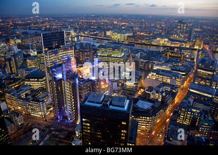 Vue aérienne du soir old Broad street à plus de bâtiment de la Lloyds et sud-est de Londres. Banque D'Images