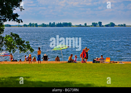 Les vacanciers sur les rives du lac Last Mountain, parc provincial Rowan's Ravine, Qu'Appelle, Saskatchewan, Canada. Banque D'Images