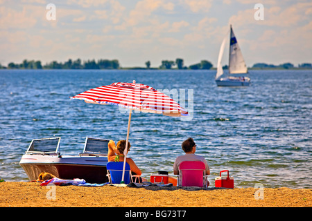 Les vacanciers sur les rives du lac Last Mountain, parc provincial Rowan's Ravine, Qu'Appelle, Saskatchewan, Canada. Banque D'Images