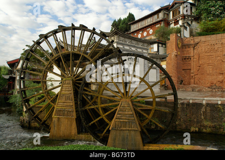 Les roues de l'eau dans la vieille ville de Lijiang (Dayan), Yunnan, Chine Banque D'Images