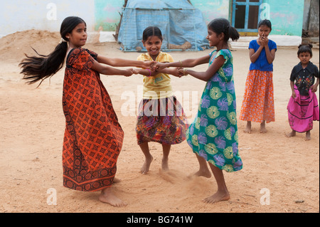 Les filles indiennes se balançant autour de leur village. L'Andhra Pradesh, Inde