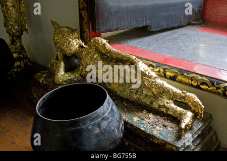 Petit Bouddha couché recouvert de feuilles d'or. Wat Pho. Bangkok. Thaïlande Banque D'Images