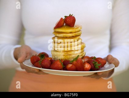 Récolte de fraises et le sirop flapjacks, d'être servi sur la plaque Banque D'Images