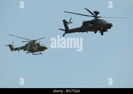 Survol de la formation d'un hélicoptère Apache et Lynx à la RAF Waddington meeting aérien. Banque D'Images