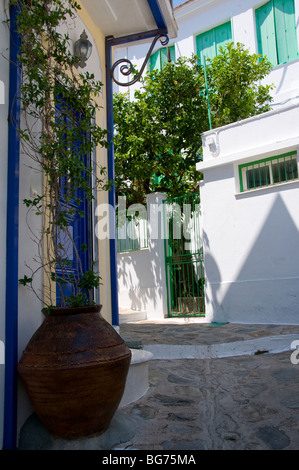 Rue grecque dans la vieille ville de Skopelos Chora ou une île grecque dans les Sporades, Grèce Banque D'Images