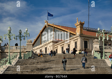 Passagers et touristes sur l'escalier principal ou le Stairway jusqu'à la Gare Saint Charles ou Gare, Marseille ou Marseille, Provence, France Banque D'Images