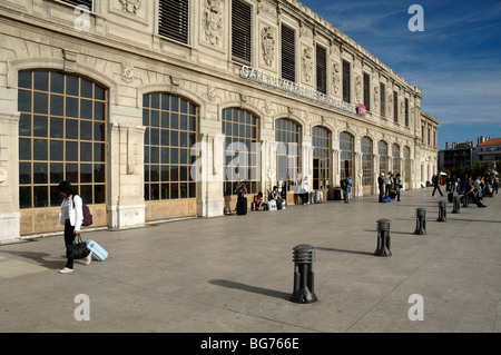 Les passeurs de train devant la Gare Belle Epoque Saint Charles, Marseille ou Marseille, Provence, France Banque D'Images