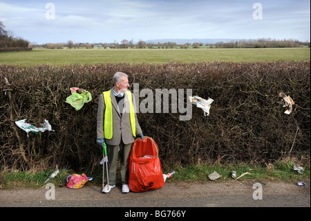 Stan Pierre inférieur de Apperley Gloucestershire UK qui recueille volontairement dans le domaine de la litière Banque D'Images