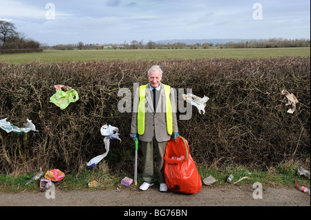 Stan Pierre inférieur de Apperley Gloucestershire UK qui recueille volontairement dans le domaine de la litière Banque D'Images