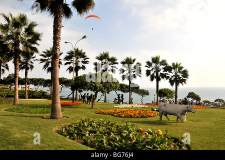 Deltaplane sur le jardin d'amour, Miraflores Lima Pérou Banque D'Images