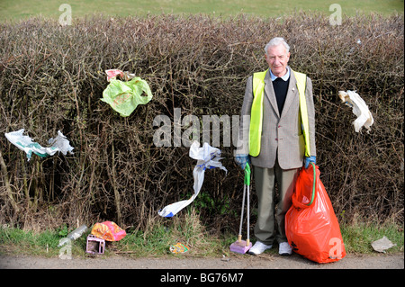 Stan Pierre inférieur de Apperley Gloucestershire UK qui recueille volontairement dans le domaine de la litière Banque D'Images